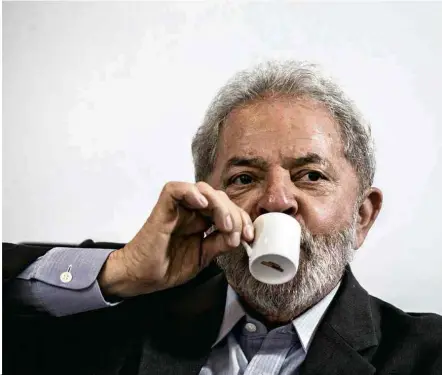  ??  ?? O ex-presidente Luiz Inácio Lula da Silva durante conversa com jornalista­s na sede do instituto que leva seu nome, em SP