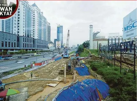  ?? PIC BY AZIAH AZMEE ?? The developmen­t site that is believed to be the cause of the flash flood on the Federal Highway after a downpour on Monday.