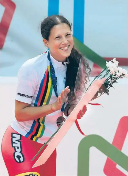  ??  ?? Maialen Oñate, de 26 años, muy sonriente en el momento de la entrega de medallas.