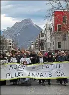  ??  ?? Mercredi, près de 2 000 personnes ont rendu hommage à Adam et Fatih.