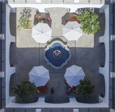  ??  ?? Izquierda: imagen aérea del patio central del hotel. En página opuesta: aspectos de las fachadas de Casa del Mar.