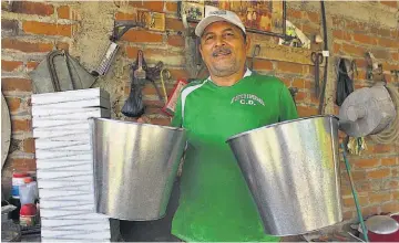  ??  ?? Los prefiere. Simón Torres resalta las ventajas de sus artículos de lámina, como que no contaminan el medio ambiente y pueden ser reciclados.