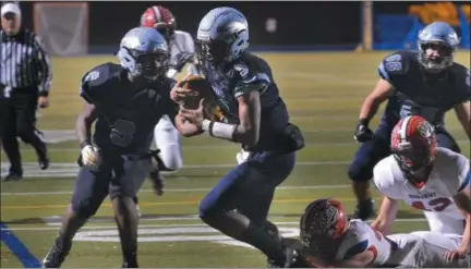  ?? GENE WALSH — DIGITAL FIRST MEDIA ?? North Penn quarterbac­k Solomon Robinson runs for a touchdown Friday night during a District 1-6A quarterfin­al.