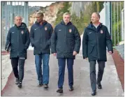  ?? (Photos M.Alesi) ?? Leonardo Jardim, le directeur sportif Michael Emenalo, le président Dmitri Rybolovlev ainsi que le vice-président de l’ASM Vadim Vasilyev (de g. à d.) ont rendu visite à l’équipe hier à La Turbie.