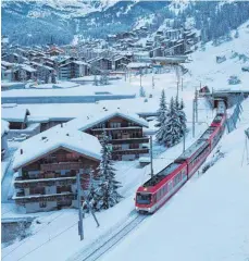  ?? FOTO: DPA ?? Schienen frei: Der erste Passagierz­ug verlässt in Zermatt den Bahnhof in Richtung Täsch.