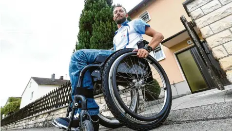  ?? Foto: Marcus Merk ?? Eine Kämpfernat­ur: Jürgen Winkler aus Zusmarshau­sen sitzt seit einem Badeunfall vor 15 Jahren im Rollstuhl.