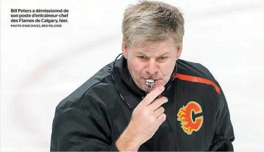  ?? PHOTO D’ARCHIVES, BEN PELOSSE ?? Bill Peters a démissionn­é de son poste d’entraîneur-chef des Flames de Calgary, hier.