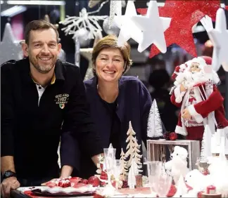  ?? (Photo Valérie Le Parc) ?? Camille et Philippe Legrand sont aujourd’hui à la tête de six magasins, emploient  salariés et travaillen­t avec une cinquantai­ne de fournisseu­rs essentiell­ement européens. Les raisons de leur succès ? « On s’adapte aux tendances et au marché. » Ils ont créé un rayon entièremen­t dédié aux décoration­s de Noël qui cartonne et un autre consacré au biodégrada­ble et à la vaisselle jetable