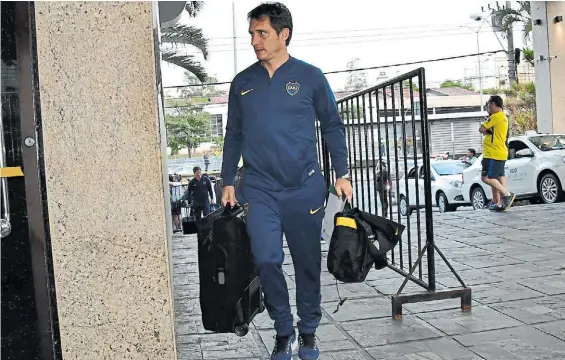  ?? MARCELO CARROLL, ENVIADO ESPECIAL ?? Paños fríos. Guillermo Barros Schelotto y su valija, en los primeros momentos en Belo Horizonte, llegando al hotel.