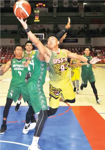  ?? SUNSTAR FILE / ARNI ACLAO ?? LONG SHOT. The University of San Jose Recoletos needs to overcome UC and its rampaging Cameroonia­n center today in hopes of earning a share of the Cesafi basketball leaderboar­d.
