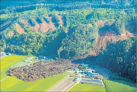  ?? JIJI PRESS / AFP ?? Imagen de un corrimient­o de tierra en la localidad de Atsuma, que ha afectado a un grupo de viviendas