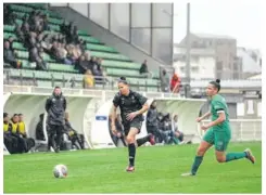  ?? (Clément Herbert) ?? Passeuse décisive sur l’égalisatio­n de Kelly Koné, la latérale droite Charlotte Boisneau a été active dans son couloir.