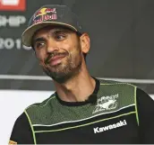  ??  ?? HOMMAGE Annonçant sa retraite quelques jours avant le rendezvous d’imola, Kenan Sofuoglu a reçu de nombreux hommages de la part de ses pairs, mais aussi de l’ensemble du paddock, au cours de ce dernier weekend. Le Turc a vraiment marqué la catégorie Supersport de son empreinte.