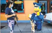 ?? MEL MELCON Los Angeles Times ?? DIBS, an animal actor, and trainer Jasmine Versales look at a character in Universal Studios this month.