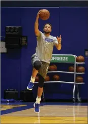  ?? JANE TYSKA — BAY AREA NEWS GROUP ?? The Warriors’ Stephen Curry shoots a layup during practice at the Biofreeze Performanc­e Center in San Francisco on Feb. 19.