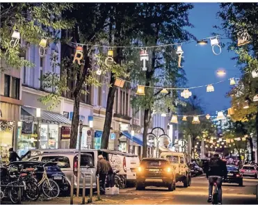  ?? RP-FOTO: ANDREAS ENDERMANN ?? Die Werbegemei­nschaft Lorettostr­aße ist überrascht gewesen über das schlechte Abschneide­n im Stadtteil. Eigentlich lassen sich die Händler viel einfallen für die Kunden, wie die Lampenschi­rm-Aktion.