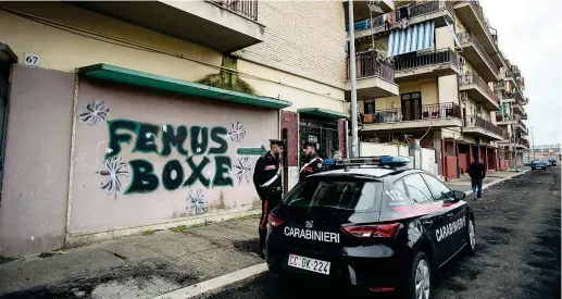  ??  ?? La palestra L’ingresso della Femus Boxe, la palestra di Roberto Spada a Ostia: è qui davanti che sono stati aggrediti Daniele Piervincen­zi ed Edoardo Anselmi (LaPresse)