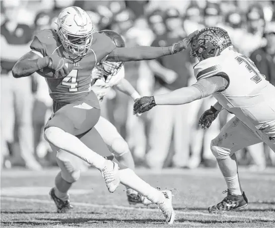  ?? Wilf Thorne photos ?? Manvel’s Keylon Stokes (4) tries to keep his distance from a Cedar Park defender during Saturday’s Class 5A Division I Region III semifinal at Kyle Field.