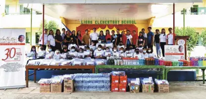  ?? ?? Wong Chu King Foundation Inc. distribute­s school supplies at Ligas Elementary School as part of its Balik-Eskwela Program 2022