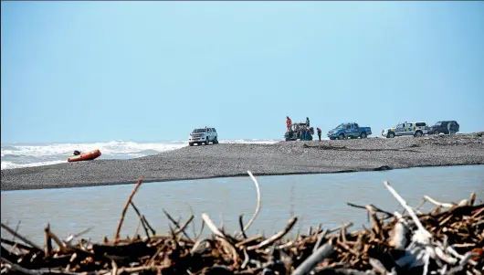  ?? PHOTOS: MONIQUE FORD / FAIRFAX NZ ?? Police recovered the body of a middle-aged man yesterday and were still searching for another man. The water search was suspended at 7pm because of rough conditions, while land searches were to continue into the night.