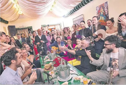  ?? M. G. ?? Invitados y artistas en la fiesta que organizó Icónica Santalucía Sevilla Fest en la Feria de Abril.