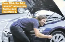  ??  ?? Pures Glück: Dan Price „umarmt“seinen neuen Wagen, einen Tesla Model S.