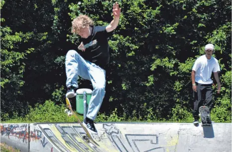  ?? FOTO: TINE STEINHAUSE­R ?? 26 junge Skater gingen beim vierten Skater Contest des Regio-Cups an den Start. Es herrschte beste Stimmung bei tollem Wetter, guter Musik und einer fasziniere­nden sportliche­n Vorführung.