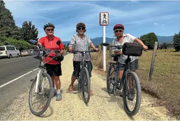  ?? NINA HINDMARSH/ STUFF ?? Golden Bay Cycle and Walkway Society members, from left, Jane Baird, Robyn Fullurtin and Debbie Rogers enjoy using the new trail connecting Pohara and Takaka.