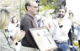  ?? JORGE VALIENTE ?? Hermano de honor Mateos recibe la distinción en el Calvario. ▷