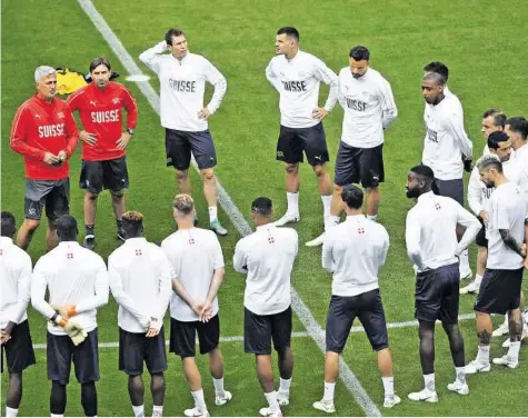  ?? AFP ?? Vladimir Petkovic spricht im Rahmen des gestrigen Abschlusst­rainings im Kaliningra­d-Stadion zum Team. Serbien – Schweiz: Das WM-Schlüssels­piel der Nati im Ticker auf 20min.ch