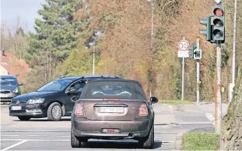  ?? RP-FOTO: DIETRICH JANICKI ?? Die Ampel auf der Peckhauser Straße ist seit vielen Jahren ein Ärgernis. Sie dient auch als optische Bremse, sogar nachts. Bürger fordern ein Abschalten der Ampel in den Nachtstund­en.