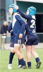  ??  ?? Teammates congratula­te Warragul Blues player Coby Murnane after a goal in the under 10 game.