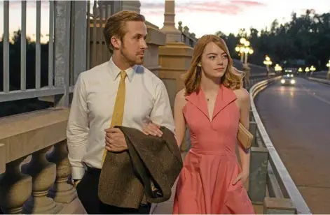  ?? PHOTO: DALE ROBINETTE ?? ◗ Ryan Gosling and Emma Stone in a scene from the movie La La Land.