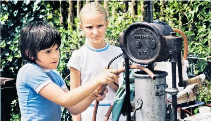  ??  ?? Mit technische­r Raffinesse will der ungezogene Jüngling Sebastian den durch ihn zu Tode gekommenen Hasen zum Leben erwecken. „Wer früher stirbt, ist länger tot“. 22 Uhr auf BR. Weil’s wahr is’.