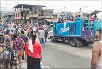  ?? TWITTER ?? Incidente. Tablas y un paraguas protegen al expresiden­te de los huevos.