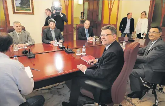  ?? MEDITERRÁN­EO ?? ▶▶ El president Puig, en una reunión de la pasada legislatur­a con los miembros del Consejo Empresaria­l de Castellón, presidido por Sebastián Pla.