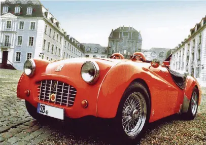  ?? Foto: privat ?? Der Triumph TR3 von Rolf-Dieter Holtzmann vor dem Saarbrücke­r Schloss.