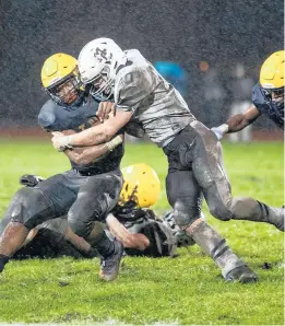  ?? JOHNSON/DAILY SOUTHTOWN VINCENT D. ?? Mount Carmel’s Nickolas Naujokas, right, tackles Thornwood’s Saveon Brown .