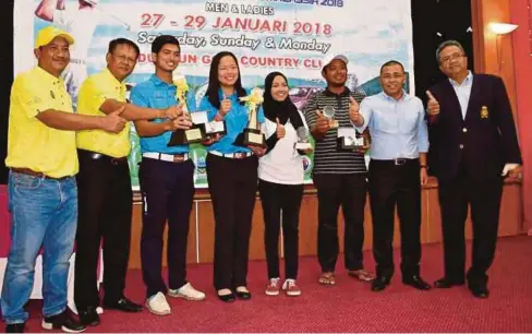  ??  ?? DIN (dua kanan) bergambar bersama pemenang kejohanan golf Terbuka Amatur Terengganu di Kelab Golf Desa Dungun, baru-baru ini.