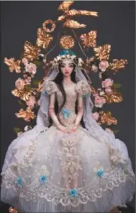  ??  ?? 李晨砸30萬美元為范­冰冰定製的專屬新娘娃­娃。 （取材自北京青年報）