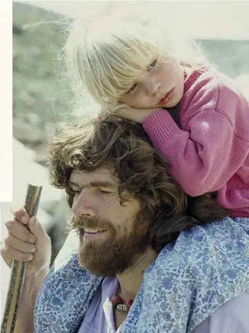  ??  ?? Magdalena, secondogen­ita di Reinhold Messner, nel1991 sulle spalle di papà. Quest’anno è il quarantesi­mo anniversar­io della sua scalatadel­l’Everest senza ossigeno.