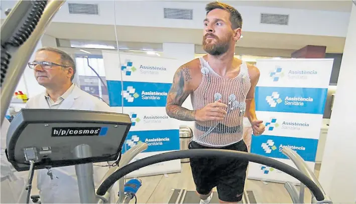  ?? FC BARCELONA ?? De regreso. Lionel Messi volvió a Barcelona después de su casamiento, la luna de miel y el viaje a Japón. Le realizaron estudios físicos y se sumó a los entrenamie­ntos.