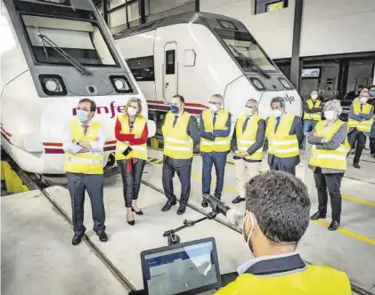  ?? S. GARCÍA ?? Un técnico explica el proceso de monitoriza­ción de los trenes, en el interior del nuevo taller de Renfe, ayer.