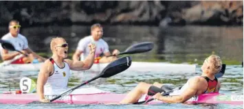  ?? Foto: KyleTerada, dpa ?? So sehen Olympiasie­ger aus: Marcus Gross (links) und Max Rendschmid­t haben gestern im Kajak-Zweier über 1000 Meter Gold gewonnen.