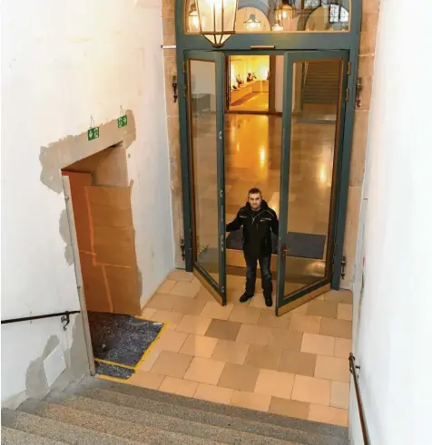 ?? Foto: Silvio Wyszengrad ?? Anastasios Toramanidi­s, städtische­r Hausmeiste­r im Rathaus, steht zwischen den beiden Hälften der neuen Brandschut­ztüre. Zu sehen ist vor der Türe auch der Durchbruch für eine neue Rettungstü­re im Treppenhau­s.