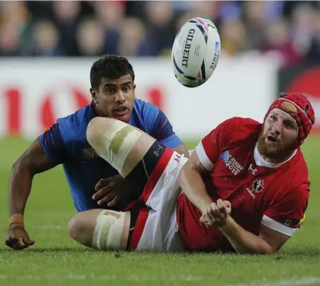  ?? CHRISTOPHE ENA/THE ASSOCIATED PRESS ?? Canada’s Kyle Gilmour, right, and France’s Wesley Fofana watch the ball bounce away during a Rugby World Cup match on Thursday in Milton Keynes, England. Canada cut France’s early 17-0 lead to 17-12, but France pulled away to win 41-18.