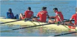  ??  ?? Los sevillista­s se recuperan del esfuerzo tras acabar la regata.