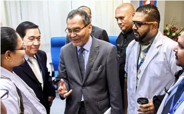  ??  ?? Dr Dzulkefly (centre) discussing with medical officers and specialist­s after meeting with the hospital’s top management. — Bernama photo