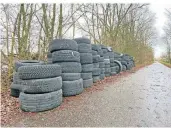  ?? FOTO: DSCH ?? Unbekannte hatten in Osterath rund 100 Reifen an einem Wirtschaft­sweg abgeladen.
