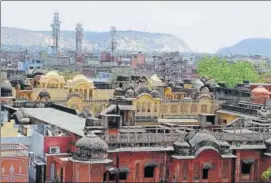  ??  ?? A view of walled city showing Jaipur’s ochre coloured heritage domes and temples.
HT PHOTO